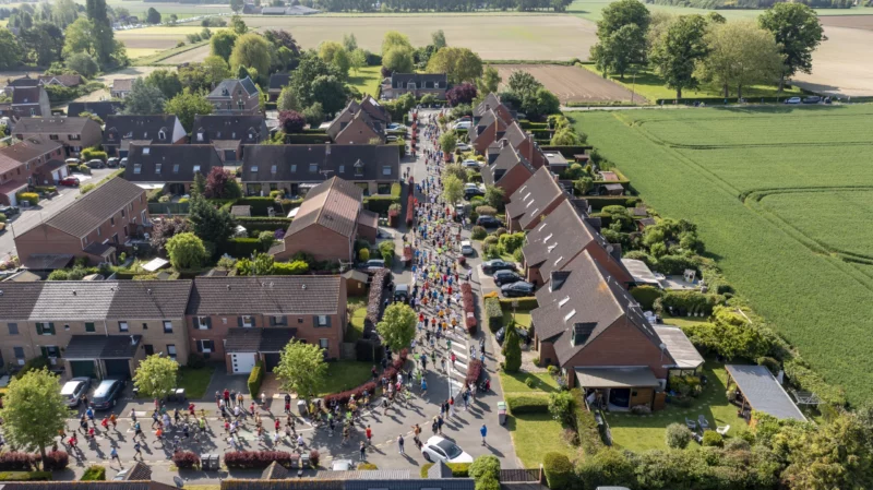 Image représentant une vue du drone de la course des fraises