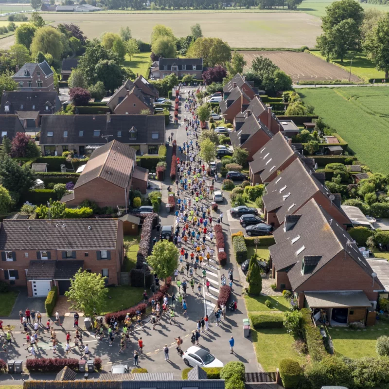 Image représentant une vue du drone de la course des fraises